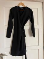 Zwarte wikkeljurk Le Marais - Maat M, Kleding | Dames, Jurken, Maat 38/40 (M), Zwart, Ophalen of Verzenden, Zo goed als nieuw