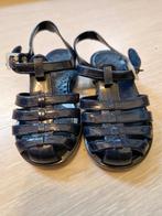 Waterschoenen maat 22, Ophalen