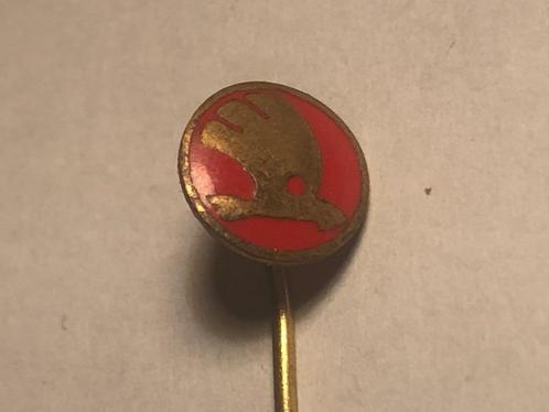 Emaille SKODA Automerk Speld (Rood/Messingkleur)., Verzamelen, Speldjes, Pins en Buttons, Zo goed als nieuw, Speldje of Pin, Transport