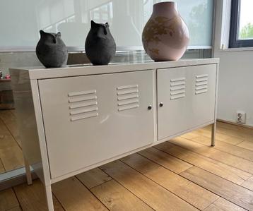 Industriele stalen kastje  / laag dressoir, met slot