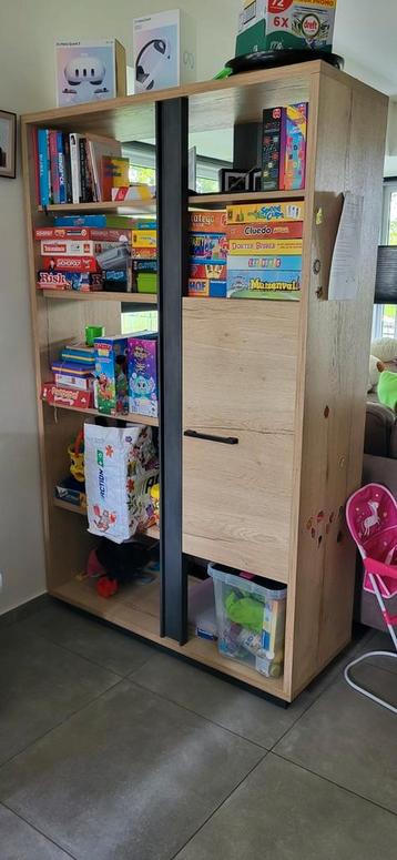 Roomdivider met kastje die aan 2 kanten te openen is beschikbaar voor biedingen