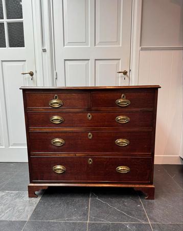 Antieke Engelse Georgian Commode beschikbaar voor biedingen