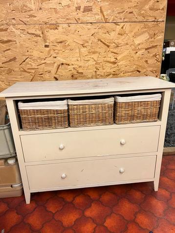 Commode met rotan manden