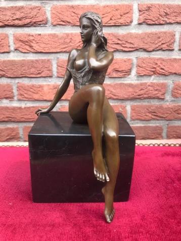licht erotisch bronzen topbeeld, zittende dame beschikbaar voor biedingen