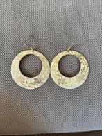 Creme oorbellen met gouden bloemenpatroon, Overige materialen, Hangers, Overige kleuren, Ophalen of Verzenden