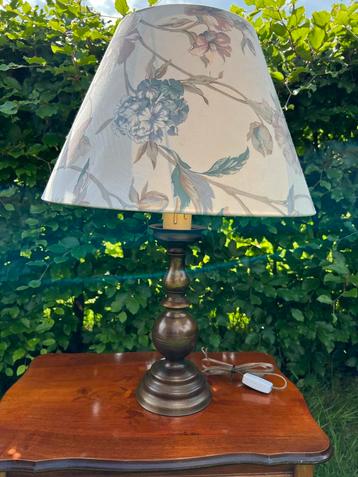 Grote bronzen tafellamp met bloemenkap beschikbaar voor biedingen