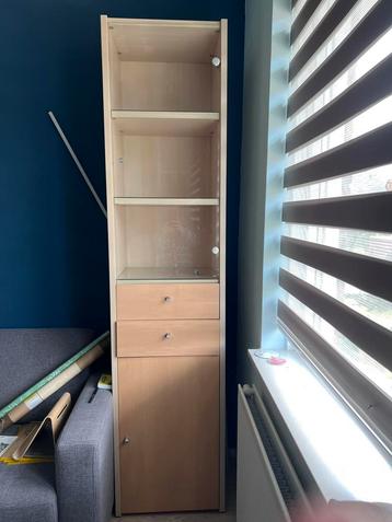 2 dezelfde kasten. Vitrine kan met glazen plankjes.