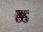1 leuke pin met de tekst "Summer Vibes" te koop, Verzamelen, Speldjes, Pins en Buttons, Ophalen of Verzenden, Nieuw, Overige onderwerpen