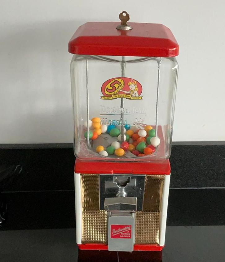 Vintage rode metalen 5 cent kauwgomballenautomaat.Morris.NW, Antiek en Kunst, Antiek | Overige Antiek, Ophalen