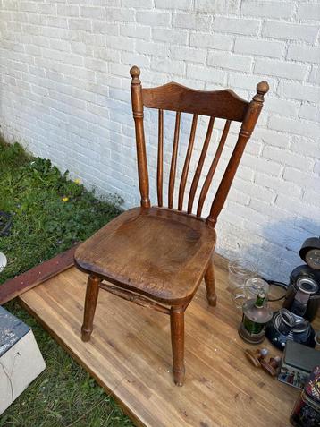 Vintage houten stoel beschikbaar voor biedingen