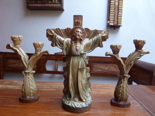 Gipsen kruisbeeld met 2 gipsen kandelaars, Antiek en Kunst, Antiek | Religie, Ophalen of Verzenden