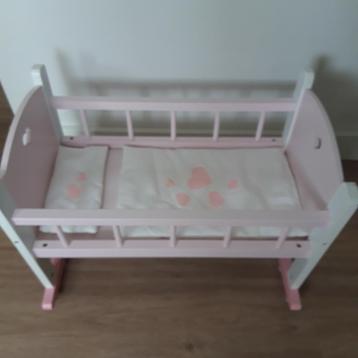 Houten poppenwieg beschikbaar voor biedingen