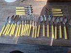 8 delige bestekset met gele handvatten, Ophalen of Verzenden, Zo goed als nieuw, Rvs of Chroom, Vaatwasserbestendig