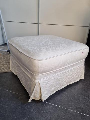 Mooie poef / voetenbank beschikbaar voor biedingen
