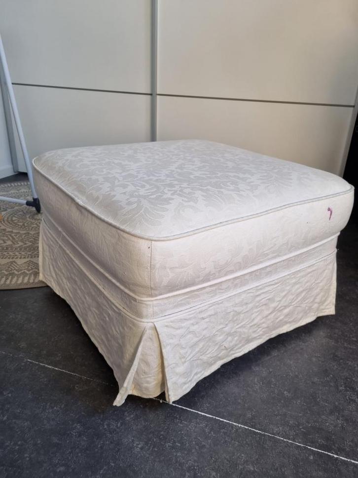 Mooie poef / voetenbank, Huis en Inrichting, Banken | Voetenbanken en Poefen, Gebruikt, 50 tot 75 cm, Vierkant, Stof, Ophalen of Verzenden