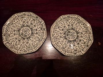 2 gave antieke borden beschikbaar voor biedingen