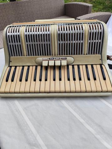 Oude accordeon voor decoratie of reparatie beschikbaar voor biedingen