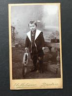 19e eeuwse foto (CDV) van een kind met hoepelwiel. Bolsward