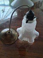 Antiek hanglampje met mat glas en messing kap, Ophalen of Verzenden