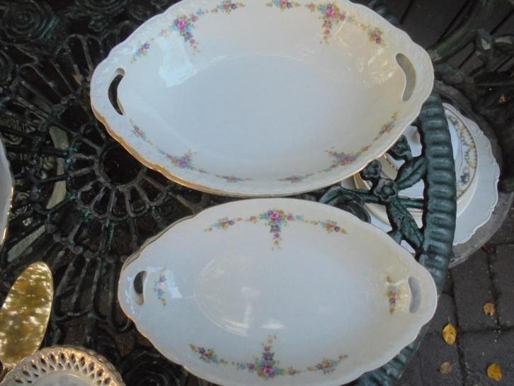 2 x Broodschaal + 3 x vleesschaaltje MZ bloemetjes guirlande, Antiek en Kunst, Antiek | Servies los, Ophalen of Verzenden