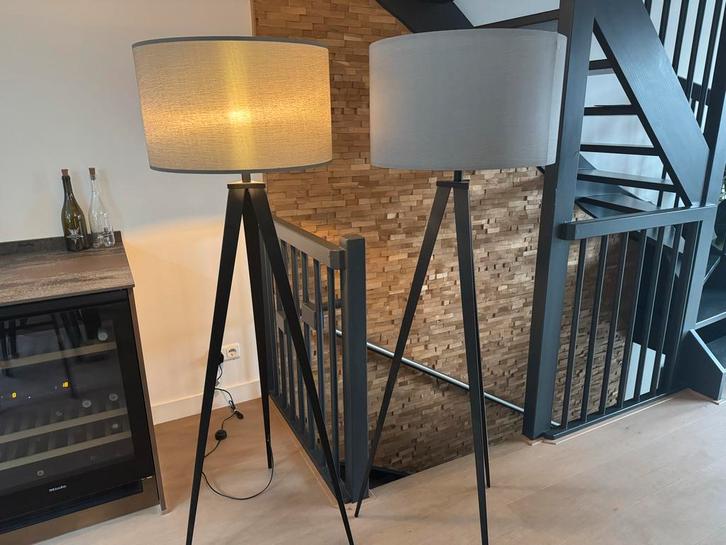2x Zuiver Tripod Vloerlamp - Zwart/Zilvergrijs, Huis en Inrichting, Lampen | Vloerlampen, Zo goed als nieuw, 150 tot 200 cm, Metaal