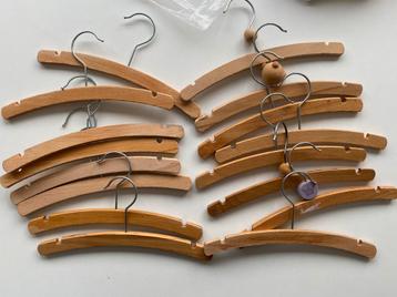 16 houten kledinghangers beschikbaar voor biedingen