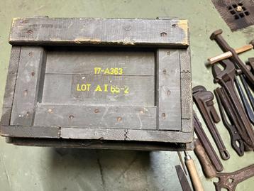 legerkist munitiekist met antiek gereedschap beschikbaar voor biedingen