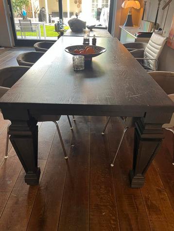 Grijze houten eettafel met sierpoten beschikbaar voor biedingen