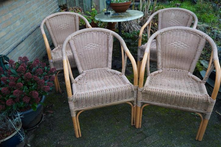 Vier tuinstoelen riet - bamboe / kunststof - aluminium, Tuin en Terras, Tuinstoelen, Zo goed als nieuw, Kunststof, Stapelbaar