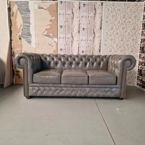 Chesterfield 3-zits bank - vintage grijs NIEUW, Huis en Inrichting, Banken | Sofa's en Chaises Longues, Nieuw, 75 tot 100 cm, Ophalen of Verzenden