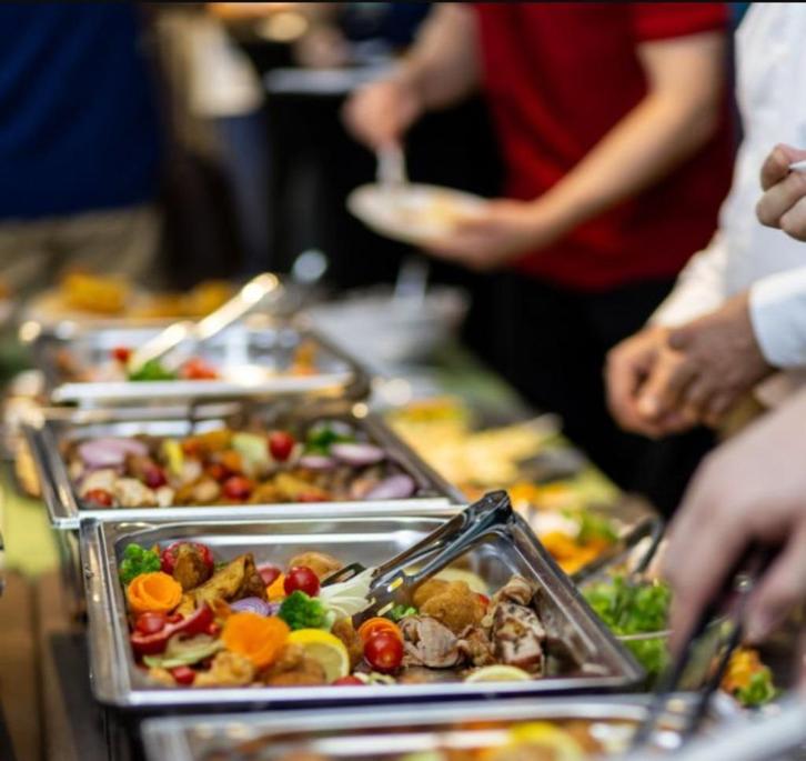 Catering en maaltijden service op kantoor, of huis gezocht?, Diversen, Levensmiddelen, Ophalen of Verzenden