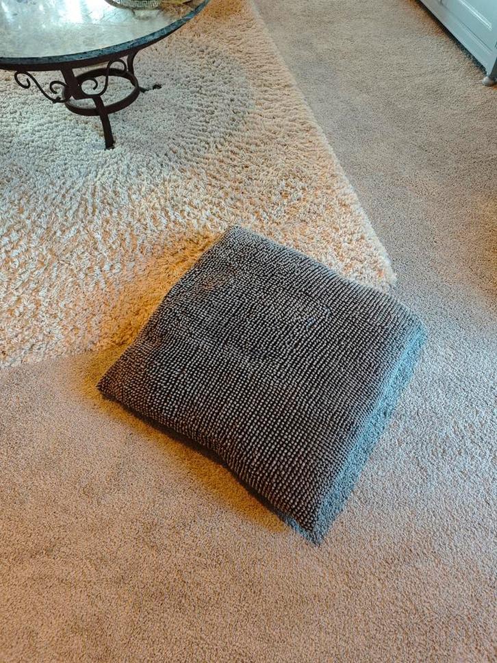 Mooi Woonkussen - Grijs Vierkant, Huis en Inrichting, Woonaccessoires | Kussens, Gebruikt, Grijs, Vierkant, Ophalen of Verzenden