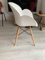 Witte design stoel met houten poten, Wit, Ophalen of Verzenden, Zo goed als nieuw, Eén