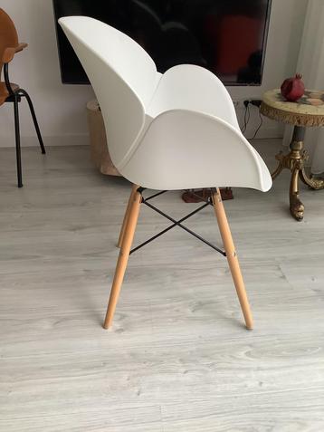 Witte design stoel met houten poten beschikbaar voor biedingen