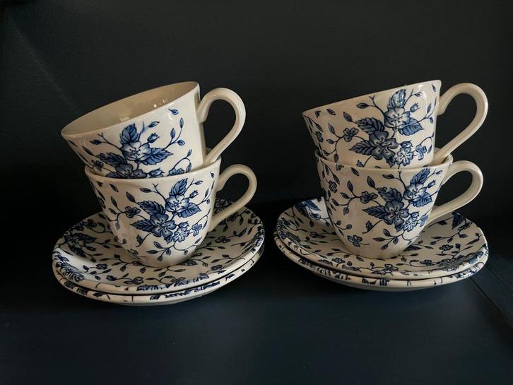 Royal Tudor Bouquet Blauw - 4 Kop en Schotels, Huis en Inrichting, Keuken | Servies, Gebruikt, Kop(pen) en/of Schotel(s), Overige stijlen