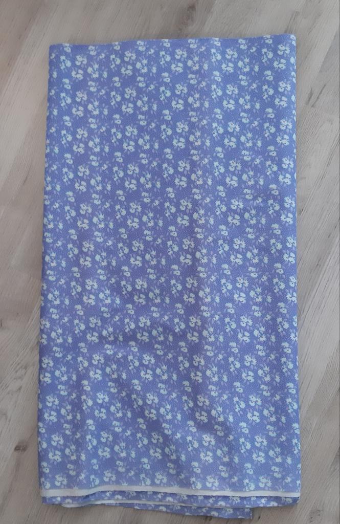 Blauwe bloemenstof, 3 meter x 140cm Nieuw, hele lap 10 euro, Hobby en Vrije tijd, Stoffen en Lappen, Nieuw, Katoen, 120 cm of meer