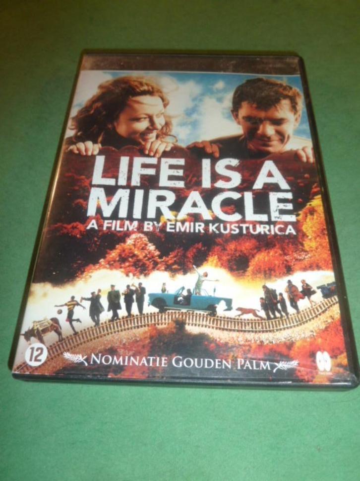 Life is a miracle   Emir Kusturica  Dubbel-dvd, Cd's en Dvd's, Dvd's | Filmhuis, Zo goed als nieuw, Overige gebieden, Boxset, Alle leeftijden