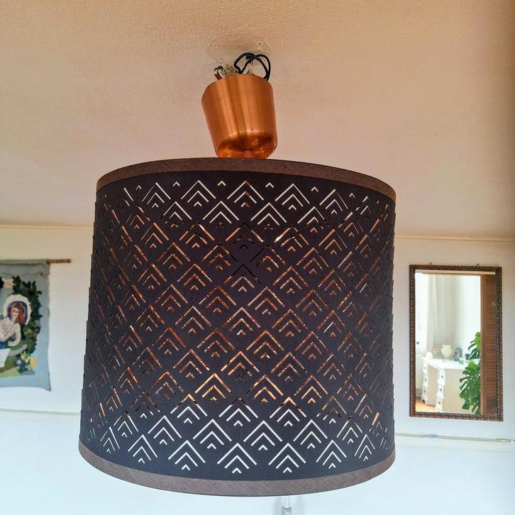 Sfeervolle hanglamp met uitgesneden patroon, Huis en Inrichting, Lampen | Lampenkappen, Zo goed als nieuw, Rond, Zwart, Ophalen