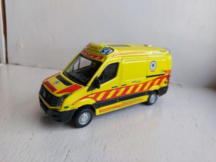 Volkswagen Crafter Ambulance Hongarije nieuw in doos, Hobby en Vrije tijd, Modelauto's | 1:50, Nieuw, Auto, Ophalen of Verzenden