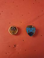 2 oude Knoopsgatspelden voetbal, Verzamelen, Speldjes, Pins en Buttons, Ophalen of Verzenden, Zo goed als nieuw, Sport