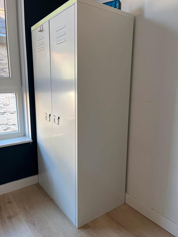 Kledingkast Kwantum + nachtkastje - Gratis af te halen, Huis en Inrichting, Kasten | Lockerkasten, Gebruikt, Ophalen