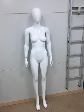 Etalagepop vrouw paspop beschikbaar voor biedingen