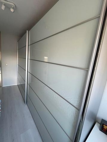 Grote kledingkast met glazen schuifdeuren – zelf ophalen