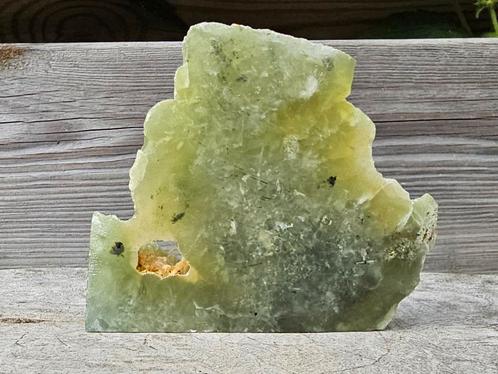 Fel groene cutbase prehniet, Verzamelen, Mineralen en Fossielen, Mineraal, Ophalen of Verzenden