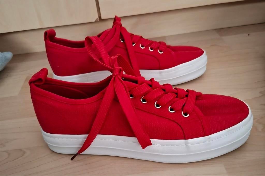 NIEUW Rode sneakers gympen, Primark, Nieuw, Ophalen of Verzenden, Sneakers of Gympen
