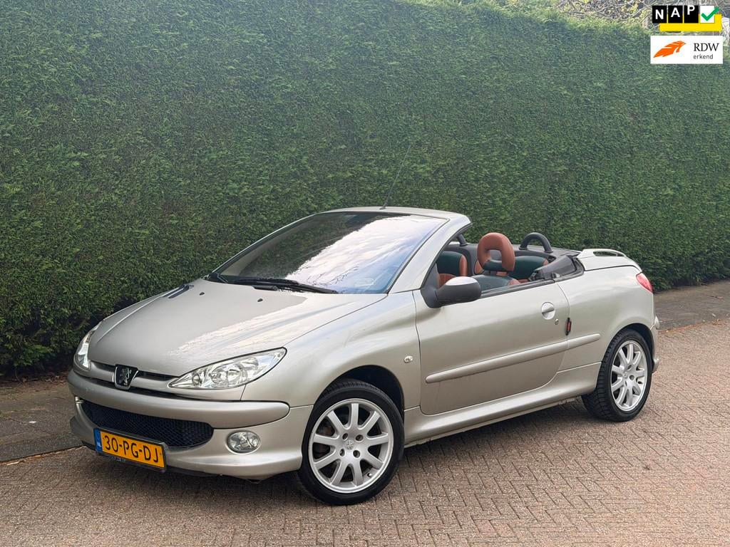 Peugeot 206 CC 2.0-16V Roland Garros CABRIO/RIJDGOED/APK4-27, Auto's, 136 pk, Gebruikt, Cabriolet, 4 stoelen