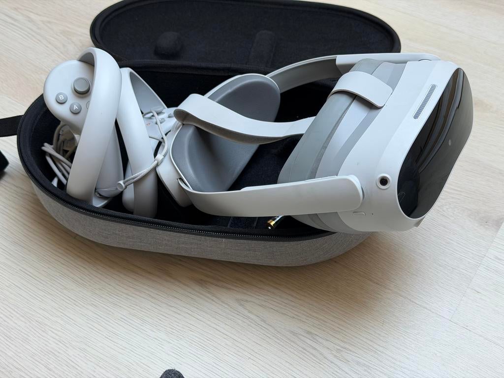 Pico 4 VR bril met rubberen face shield en case, Ophalen of Verzenden, Zo goed als nieuw, VR-bril, Overige platformen