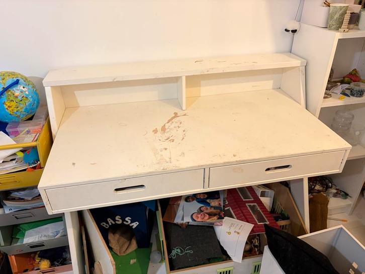 Oud wit bureau met lades - opknapper, Huis en Inrichting, Bureaus, Gebruikt, Bureau, Ophalen