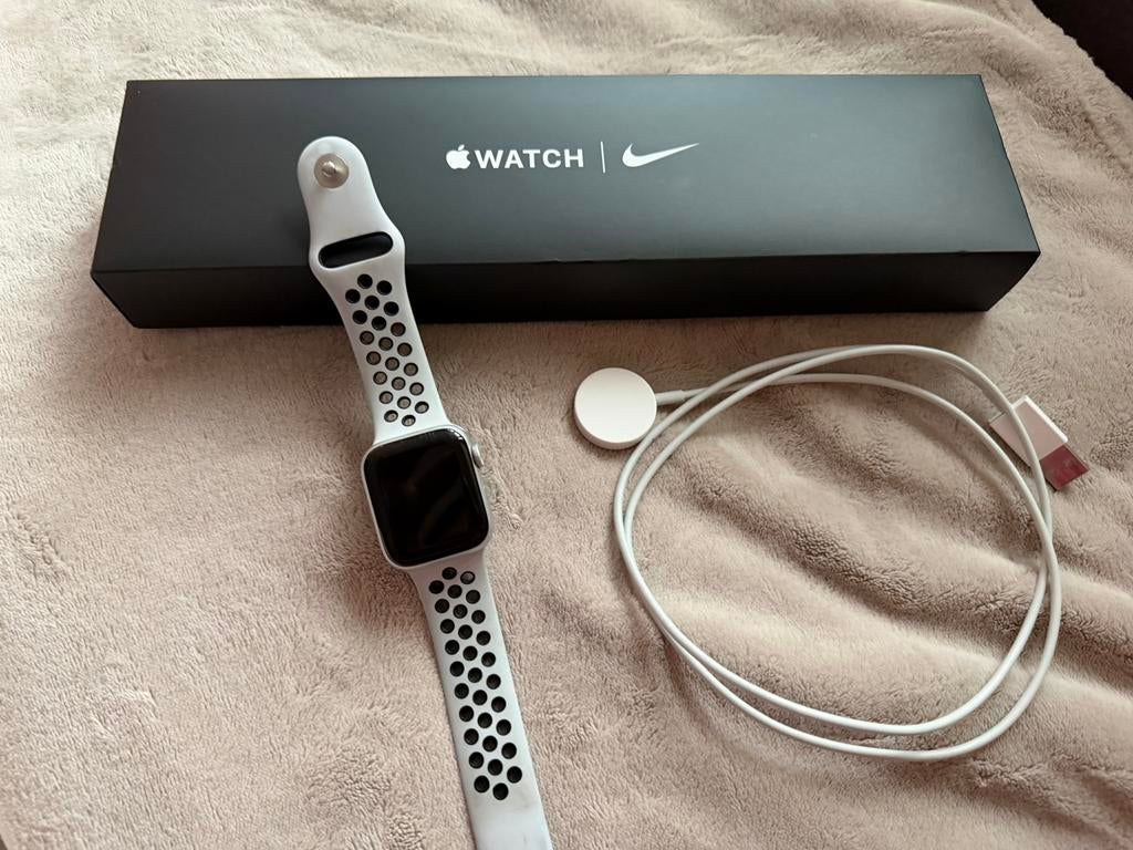 Apple Watch SE 40mm 1e generatie Zilver Aluminium GPS, Gebruikt, Hartslag, IOS, Ophalen of Verzenden