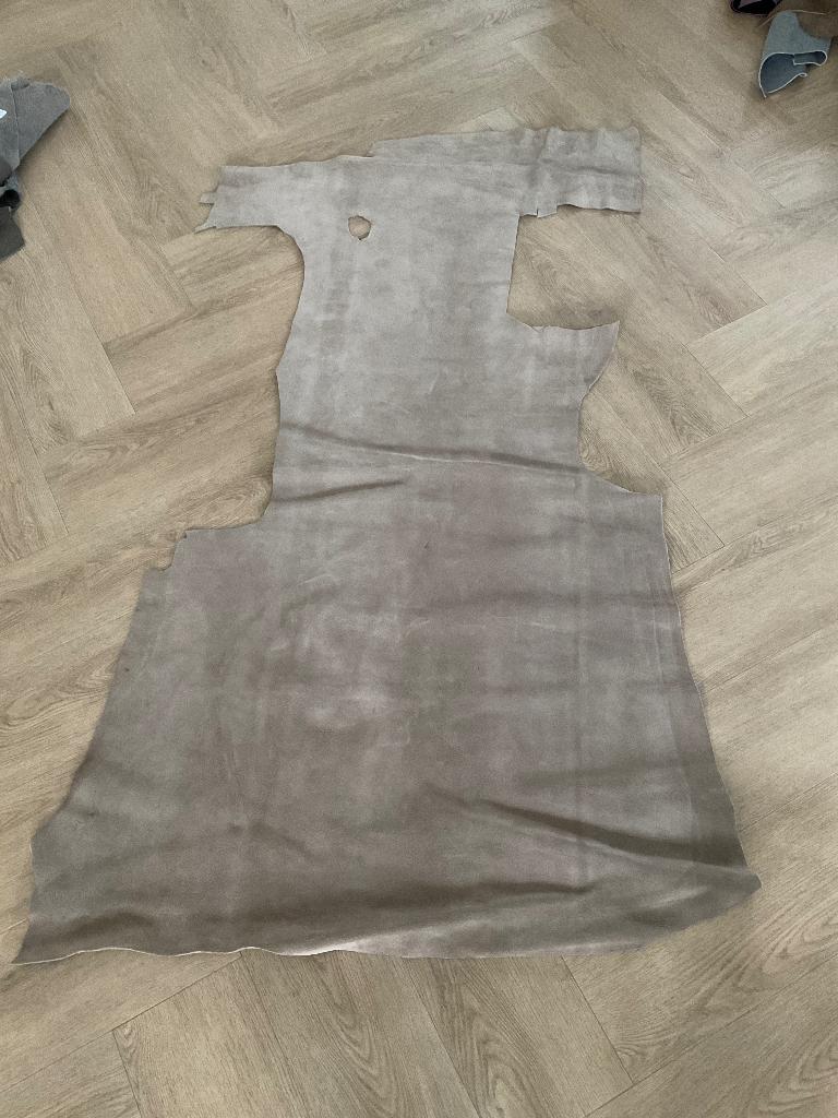 Lapje ledere suede, Hobby en Vrije tijd, Stoffen en Lappen, Overige kleuren, Leer of Kunstleer, Nieuw, Ophalen of Verzenden